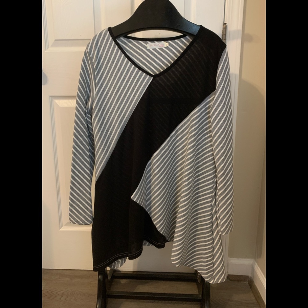 Gorgeous V neck lightweight sweater/ tunic